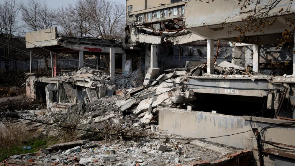 Edificios en ruinas tras un ataque con misiles rusos contra la ciudad de Dnipro en diciembre de 2024. © ACNUR/Chadi Ouanes