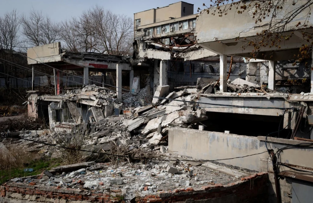 Edificios en ruinas tras un ataque con misiles rusos contra la ciudad de Dnipro en diciembre de 2024. © ACNUR/Chadi Ouanes