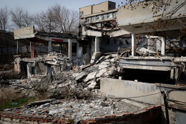Edificios en ruinas tras un ataque con misiles rusos contra la ciudad de Dnipro en diciembre de 2024. © ACNUR/Chadi Ouanes