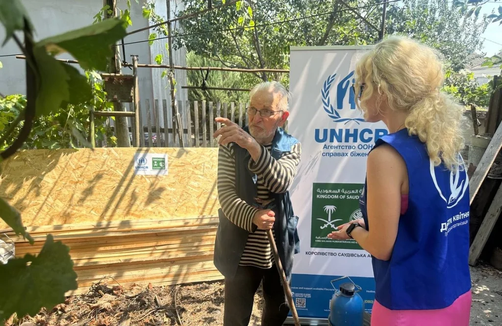 Volodymyr, de 95 años, frente a su hogar en Jersón, Ucrania.