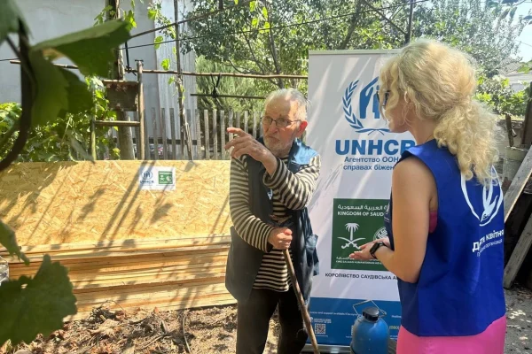Volodymyr, de 95 años, frente a su hogar en Jersón, Ucrania.