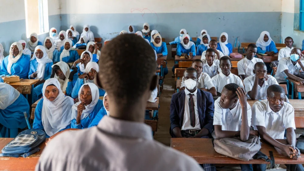 Estudiantes de secundaria refugiados originarios de Sudán toman clases en el campamento de refugiados de Farchana, al este de Chad. © ACNUR/Ala Kheir