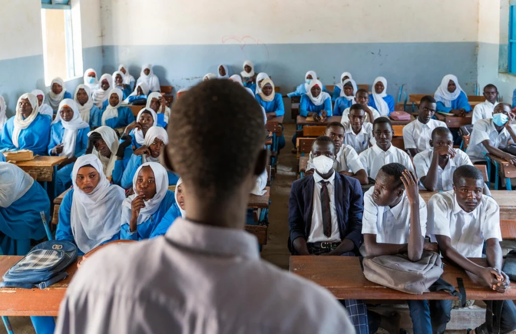 Estudiantes de secundaria refugiados originarios de Sudán toman clases en el campamento de refugiados de Farchana, al este de Chad. © ACNUR/Ala Kheir