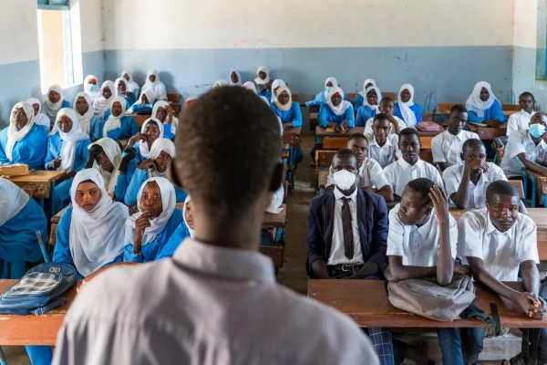 Estudiantes de secundaria refugiados originarios de Sudán toman clases en el campamento de refugiados de Farchana, al este de Chad. © ACNUR/Ala Kheir