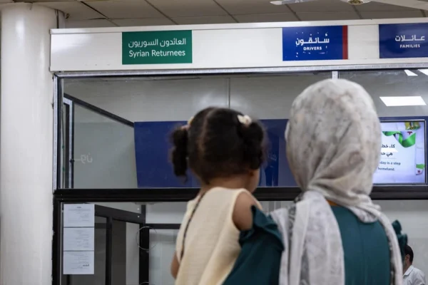 Una madre siria y su hija durante su regreso a Siria desde Líbano en el paso fronterizo de Jdeidat Yabous el 20 de junio de 2025. © ACNUR/Andrew McConnell