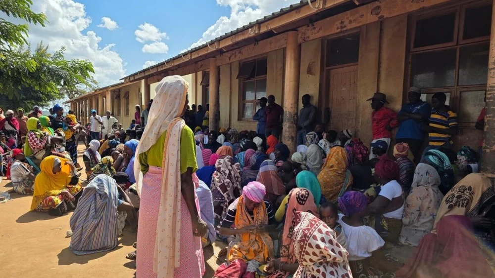 Las familias recién desplazadas del norte de Cabo Delgado esperan recibir asistencia en una escuela del distrito de Macomia el 1 de octubre. © ACNUR/Isadora Zoni