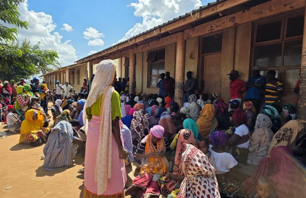 Las familias recién desplazadas del norte de Cabo Delgado esperan recibir asistencia en una escuela del distrito de Macomia el 1 de octubre. © ACNUR/Isadora Zoni