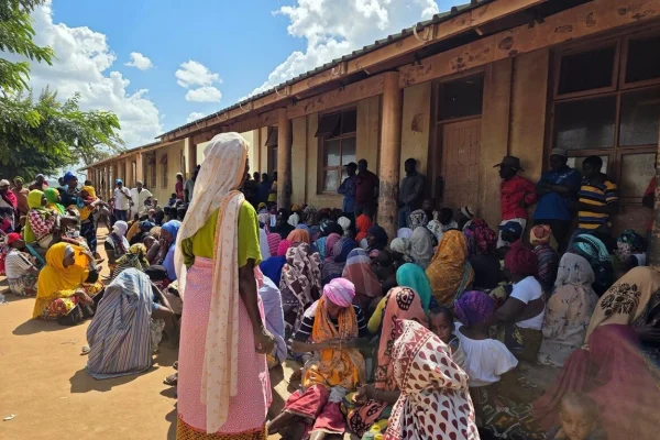 Las familias recién desplazadas del norte de Cabo Delgado esperan recibir asistencia en una escuela del distrito de Macomia el 1 de octubre. © ACNUR/Isadora Zoni