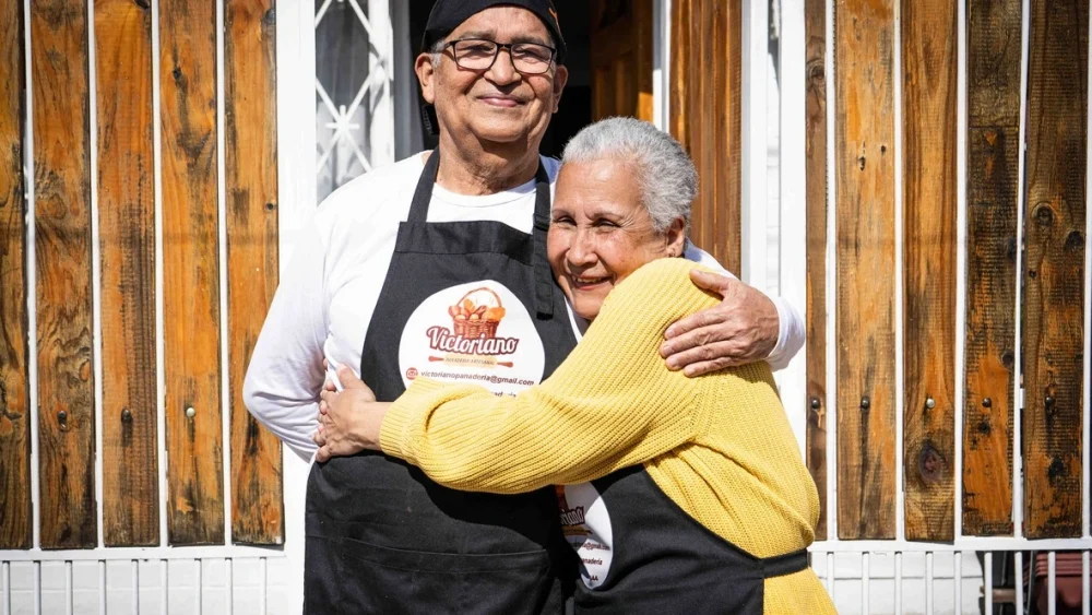 Gracias a diversos programas apoyados por ACNUR, María Teresa y Victor han hecho crecer su negocio, llegando a ser reconocidos por CDI Chile como “Emprendedores del año 2023”. © ACNUR/Yhan Cancino