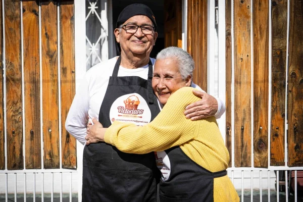 Gracias a diversos programas apoyados por ACNUR, María Teresa y Victor han hecho crecer su negocio, llegando a ser reconocidos por CDI Chile como “Emprendedores del año 2023”. © ACNUR/Yhan Cancino