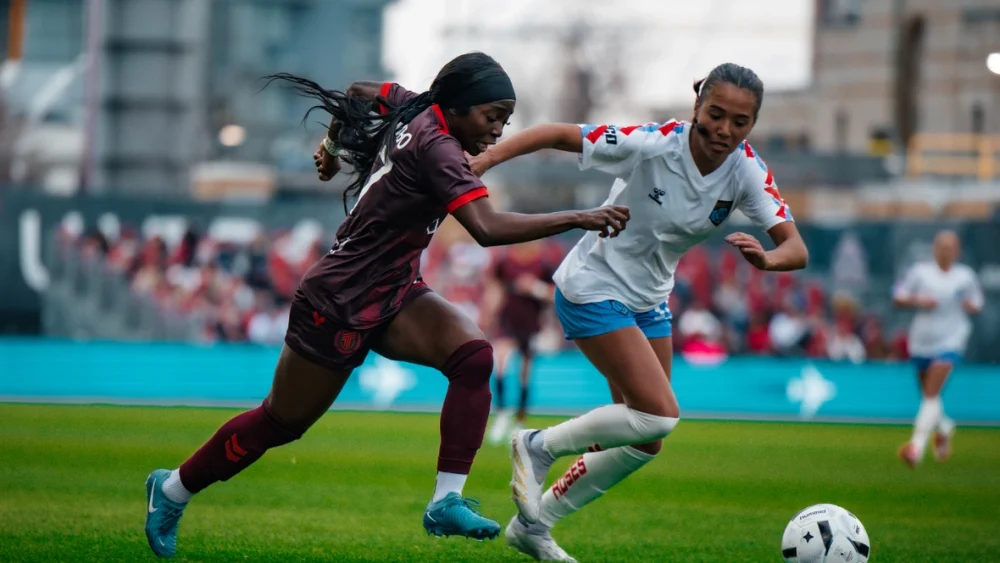 Nyota Katembo (a la izquierda) en acción durante un partido en casa contra el Montreal Roses FC. © Cortesía de AFC Toronto