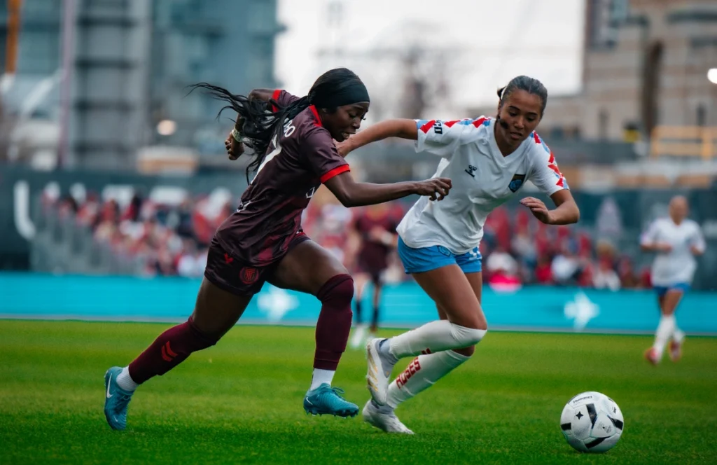Nyota Katembo (a la izquierda) en acción durante un partido en casa contra el Montreal Roses FC. © Cortesía de AFC Toronto