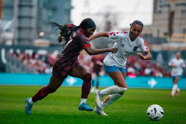 Nyota Katembo (a la izquierda) en acción durante un partido en casa contra el Montreal Roses FC. © Cortesía de AFC Toronto
