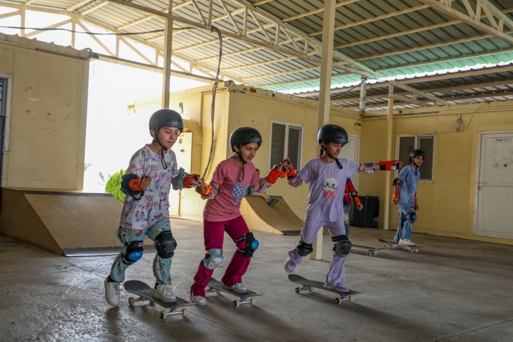 Unas niñas participan en el proyecto The Skating Sisters, dirigido por The Lotus Flowers en el campamento para desplazados internos de Rwanga en la región del Kurdistán iraquí.