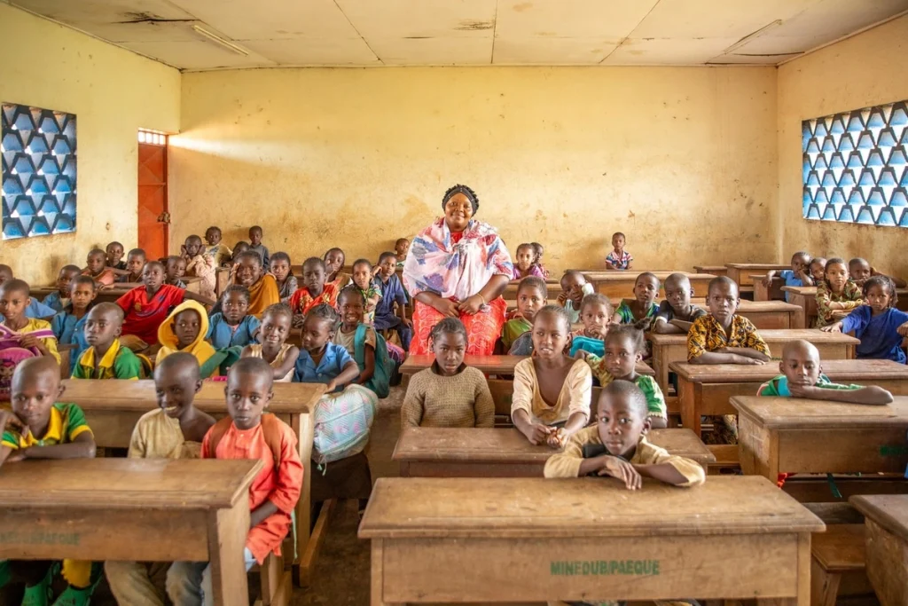 Jacqueline Aissinga imparte clases a estudiantes locales y refugiados de primer grado en la escuela primaria Gado-Badzéré.© ACNURCharity Nzomo