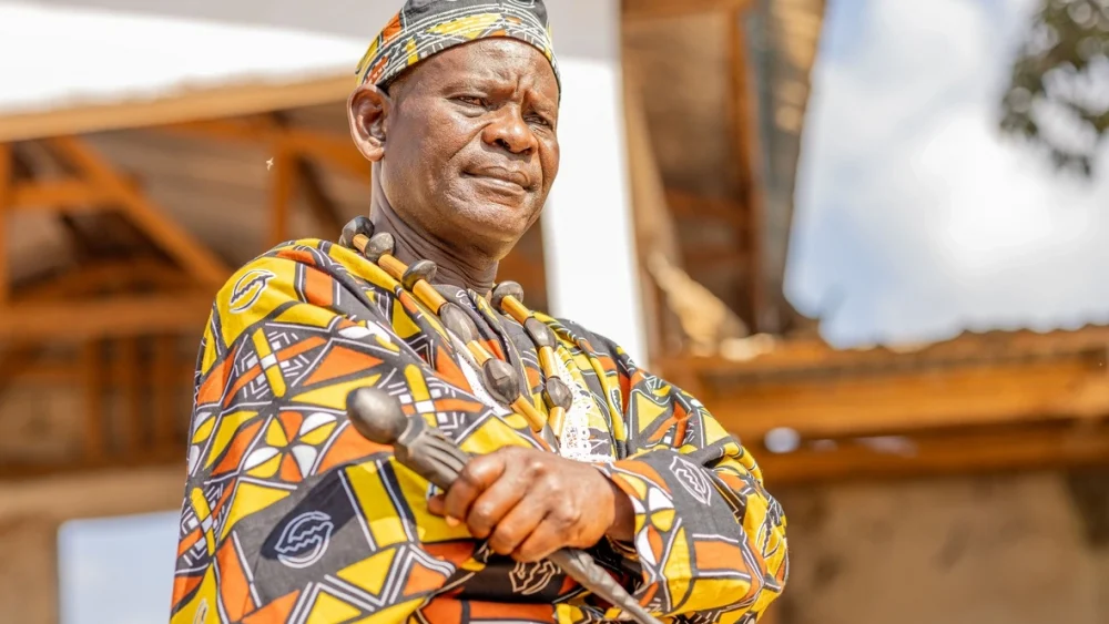 Martin Azia Sodea, Jefe de la aldea de Gado-Badzéré, en Camerún, es el ganador del Premio Nansen para los Refugiados de ACNUR 2025. © ACNUR/Charity Nzomo