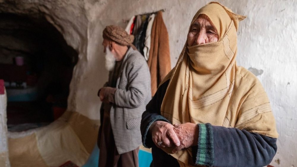 Bibi Gul recorre la cueva en la que vivió durante varios inviernos en Bamyan, en Anghar, un pueblo del centro de Afganistán. Foto: ACNUR - Oxygen Empire Media Production Imagen