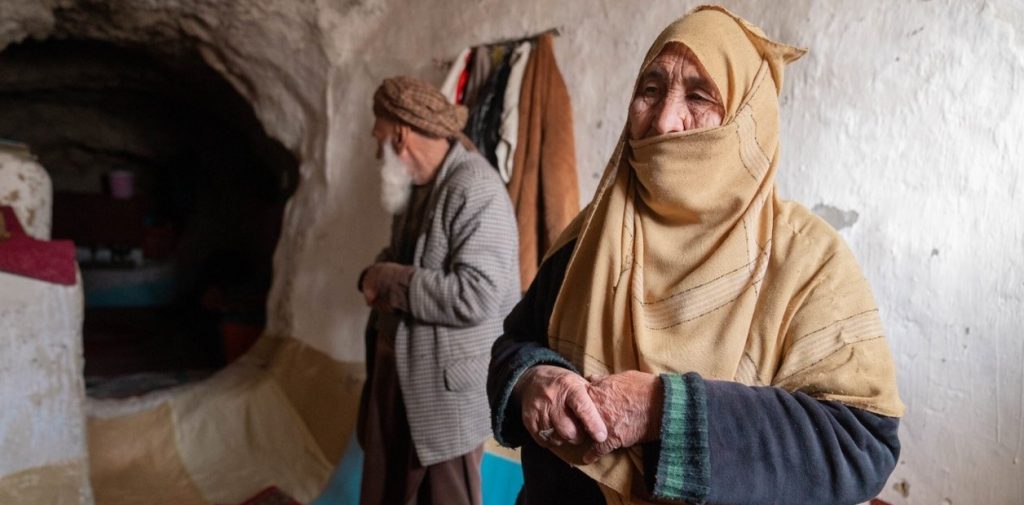 Bibi Gul recorre la cueva en la que vivió durante varios inviernos en Bamyan, en Anghar, un pueblo del centro de Afganistán. Foto: ACNUR - Oxygen Empire Media Production Imagen