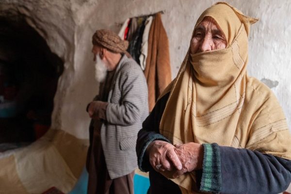 Bibi Gul recorre la cueva en la que vivió durante varios inviernos en Bamyan, en Anghar, un pueblo del centro de Afganistán. Foto: ACNUR - Oxygen Empire Media Production Imagen
