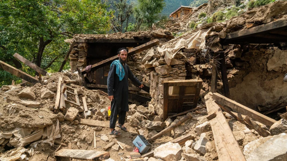 Rahmatullah perdió a su madre y a un hijo en el terremoto que sacudió la provincia de Kunar, al este de Afganistán, en agosto de 2025. © ACNUR/Oxygen Empire Media Production
