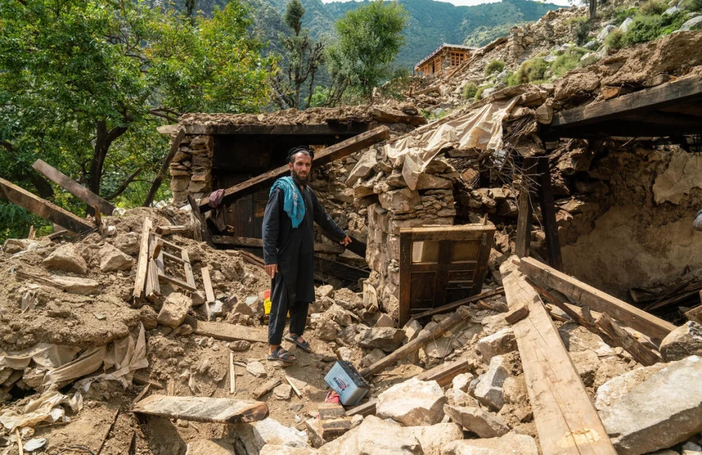 Rahmatullah perdió a su madre y a un hijo en el terremoto que sacudió la provincia de Kunar, al este de Afganistán, en agosto de 2025. © ACNUR/Oxygen Empire Media Production