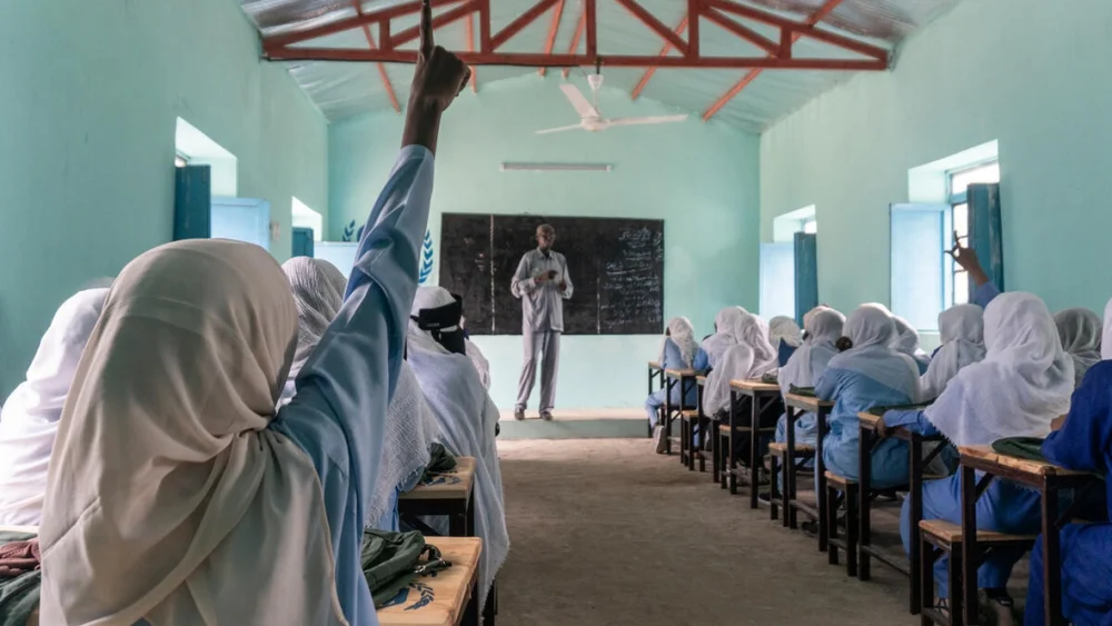 Las estudiantes que han regresado recientemente a clase asisten a la Escuela Secundaria para niñas Al Jabalain, en el estado de Nilo Blanco, Sudán. © ACNUR/Antonia Vadala
