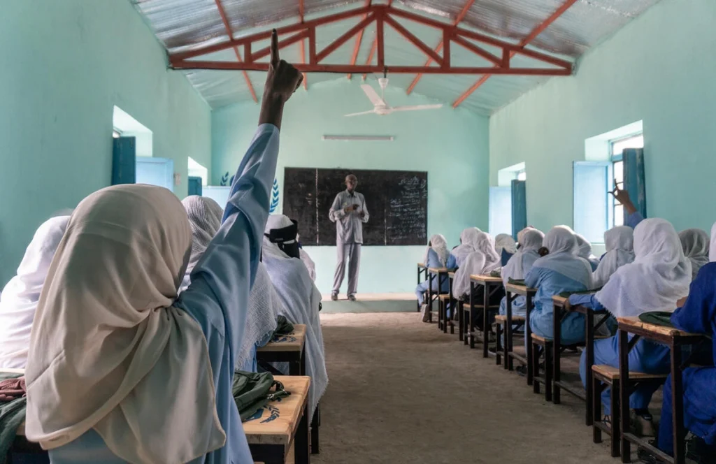 Las estudiantes que han regresado recientemente a clase asisten a la Escuela Secundaria para niñas Al Jabalain, en el estado de Nilo Blanco, Sudán. © ACNUR/Antonia Vadala