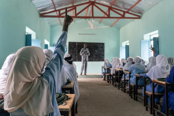 Las estudiantes que han regresado recientemente a clase asisten a la Escuela Secundaria para niñas Al Jabalain, en el estado de Nilo Blanco, Sudán. © ACNUR/Antonia Vadala