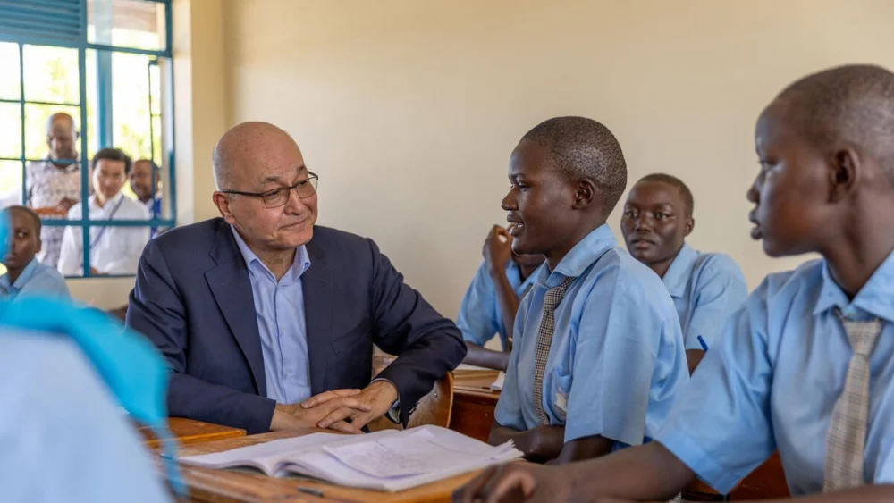 El Alto Comisionado de la ONU para los Refugiados, Barham Salih, conversa con estudiantes refugiadas en la Escuela Secundaria The Big Heart Foundation en Kakuma, Kenia. ©ACNUR/Charity Nzomo