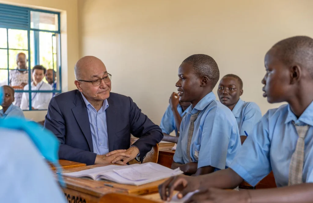 El Alto Comisionado de la ONU para los Refugiados, Barham Salih, conversa con estudiantes refugiadas en la Escuela Secundaria The Big Heart Foundation en Kakuma, Kenia. ©ACNUR/Charity Nzomo