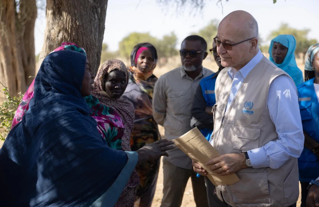 El Alto Comisionado de las Naciones Unidas para los Refugiados, Barham Salih, se reúne con refugiados sudaneses y miembros de la comunidad local que cultivan y venden productos juntos en un huerto comunitario en Farchana, Chad. © ACNUR/Hélène Caux