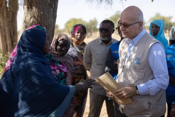 El Alto Comisionado de las Naciones Unidas para los Refugiados, Barham Salih, se reúne con refugiados sudaneses y miembros de la comunidad local que cultivan y venden productos juntos en un huerto comunitario en Farchana, Chad. © ACNUR/Hélène Caux