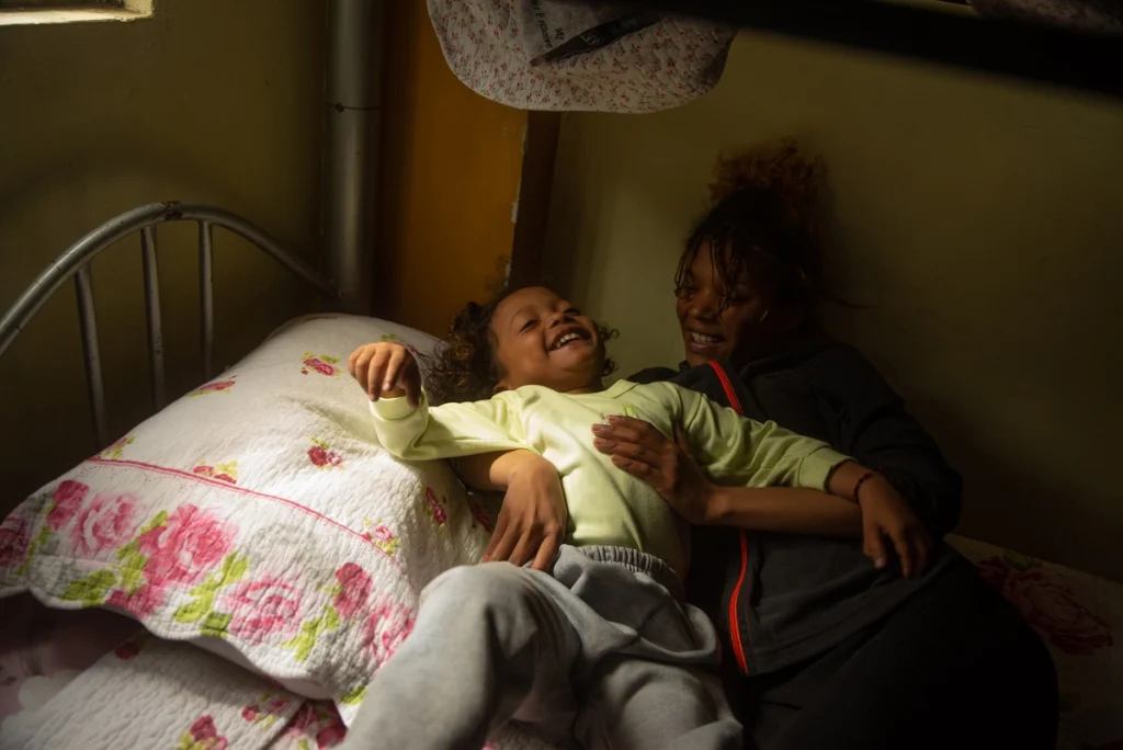 El financiamiento de la Unión Europea permite a ACNUR y sus socios brindar apoyo para alojamiento que es vital para que las familias refugiadas y desplazadas puedan reconstruir su vida. © ACNUR/Sara Aliaga