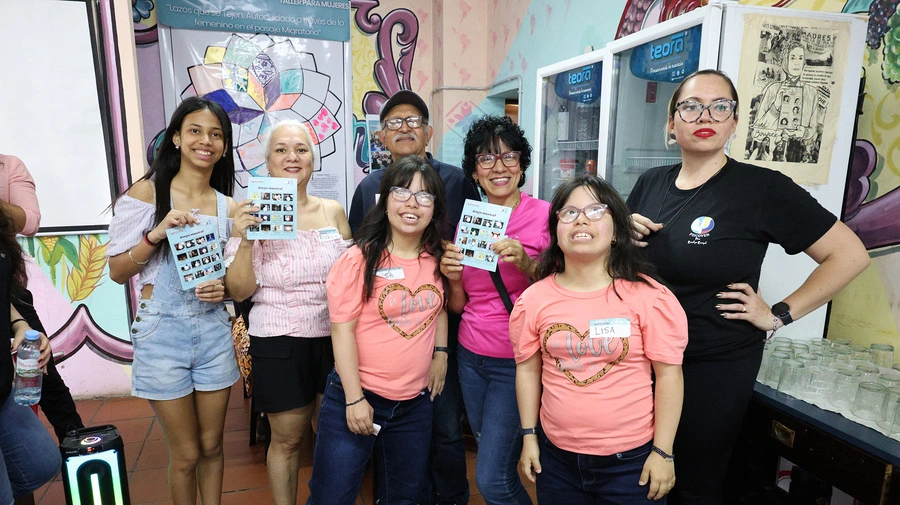 La jornada de cierre de “Cuidarnos en Comunidad” convocó a familias, adolescentes, personas mayores y organizaciones comunitarias en una celebración que combinó música, diálogo y actividades recreativas para fortalecer redes de apoyo. © ACNUR/Norelkys Ramirez Ascención