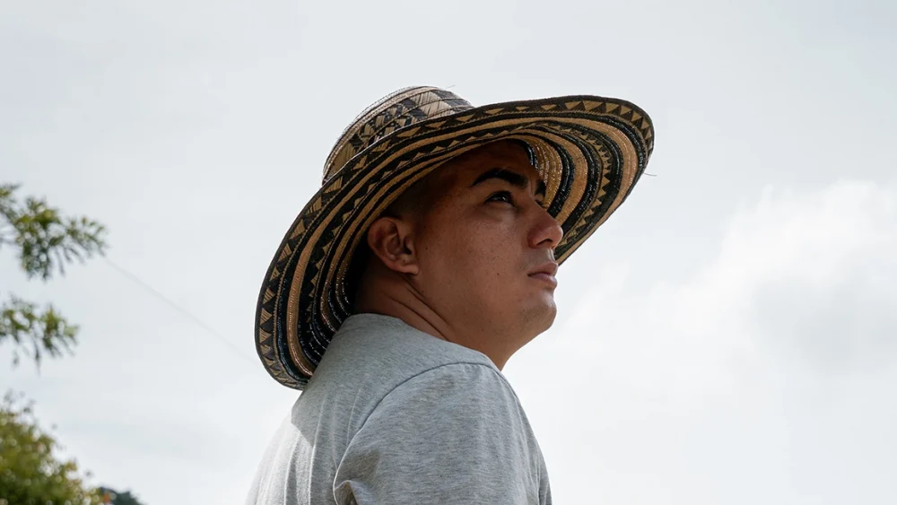 Andersón León, un joven del Catatumbo, en el noreste de Colombia, demuestra que gracias al trabajo en las comunidades se puede cultivar la paz. © ACNUR