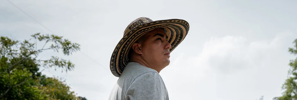 Andersón León, un joven del Catatumbo, en el noreste de Colombia, demuestra que gracias al trabajo en las comunidades se puede cultivar la paz. © ACNUR