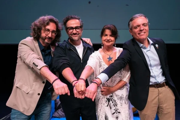 De izquierda a derecha: Xavier Vilá, responsable de estrategias de comunicación de Fundación FC Barcelona; Alfonso Herrera, Embajador de Buena Voluntad de ACNUR; Marta Segú Estruch, directora general de la Fundación FC Barcelona; Giovanni Lepri, representante de ACNUR en México; en la proyección de "Más que un club" en la edición 40 del Festival Internacional de Cine en Guadalajara (FICG). © FICG/Adrián Salazar