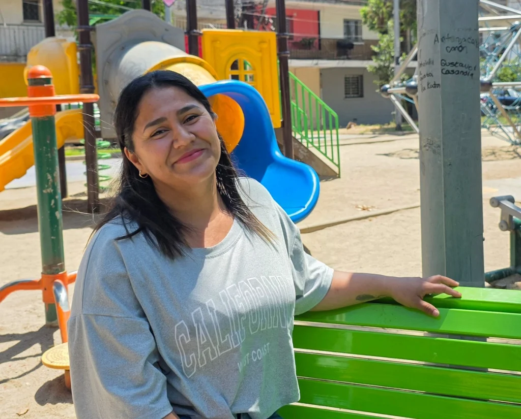 “No es solo acompañamiento profesional, también es apoyo personal. A veces uno necesita un abrazo… sentirse cobijada”, confiesa Daviannys. © ACNUR/Rossana Chávez 