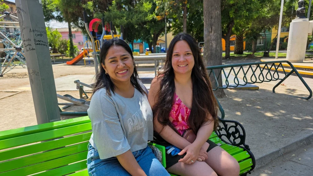 Daviannys y Risdayly compartieron juntas en las sesiones grupales de salud mental impartidas por la Vicaría Pastoral Social. © ACNUR/Rossana Chávez