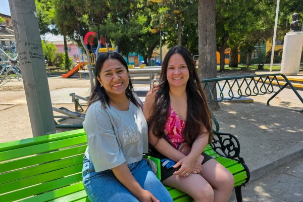 Daviannys y Risdayly compartieron juntas en las sesiones grupales de salud mental impartidas por la Vicaría Pastoral Social. © ACNUR/Rossana Chávez