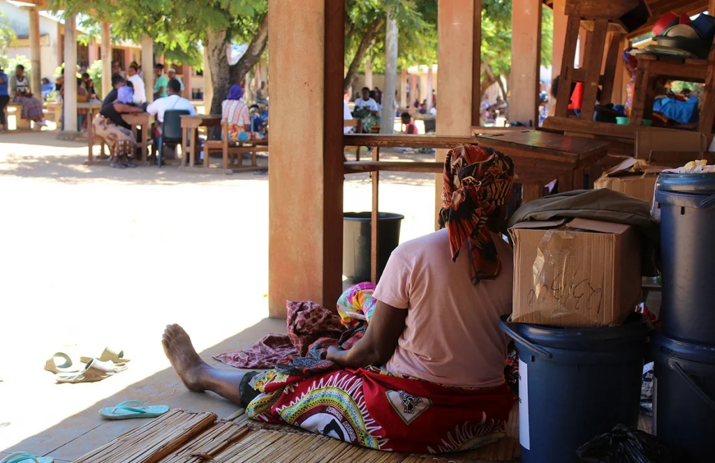 Una mujer desplazada por las recientes inundaciones se refugia en una escuela en Xai-Xai, provincia de Gaza, Mozambique. © ACNUR/Isadora Zoni