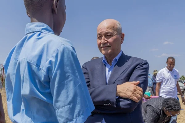 El Alto Comisionado Barham Salih se reúne con la refugiada sursudanesa Tololinda Nomoi Juma en el asentamiento de Kalobeyei, en Kenia, donde ella asiste a la escuela junto a la niñez local y refugiada. © ACNUR/Charity Nzomo