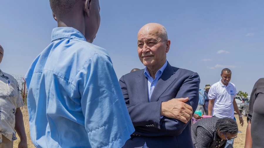 El Alto Comisionado Barham Salih se reúne con la refugiada sursudanesa Tololinda Nomoi Juma en el asentamiento de Kalobeyei, en Kenia, donde ella asiste a la escuela junto a la niñez local y refugiada. © ACNUR/Charity Nzomo