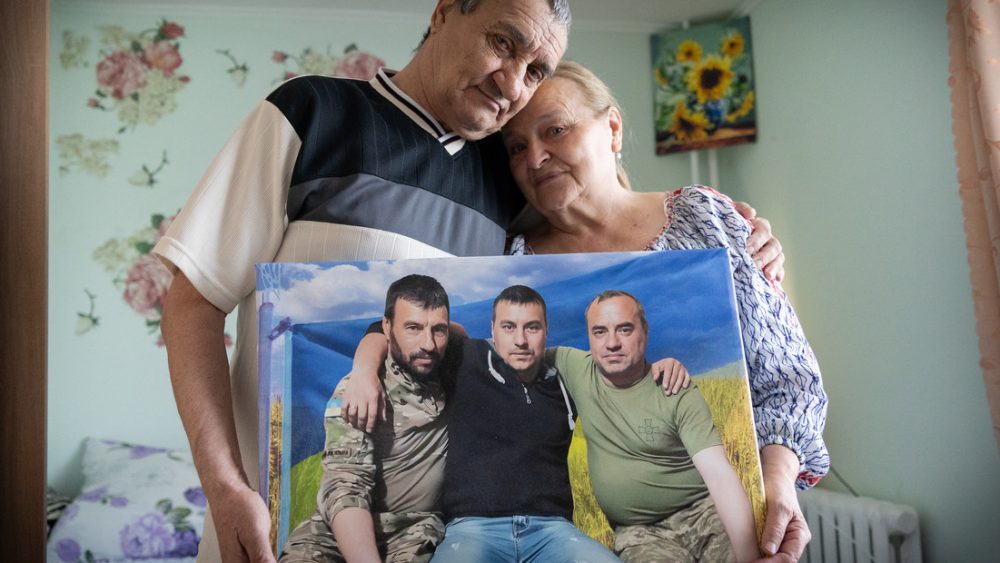 Mariia y Anatolii en un alojamiento colectivo Járkov reacondicionado por ACNUR para ofrecer espacio más seguro digno a las personas desplazadas la guerra. Foto: Oleksii Barkov