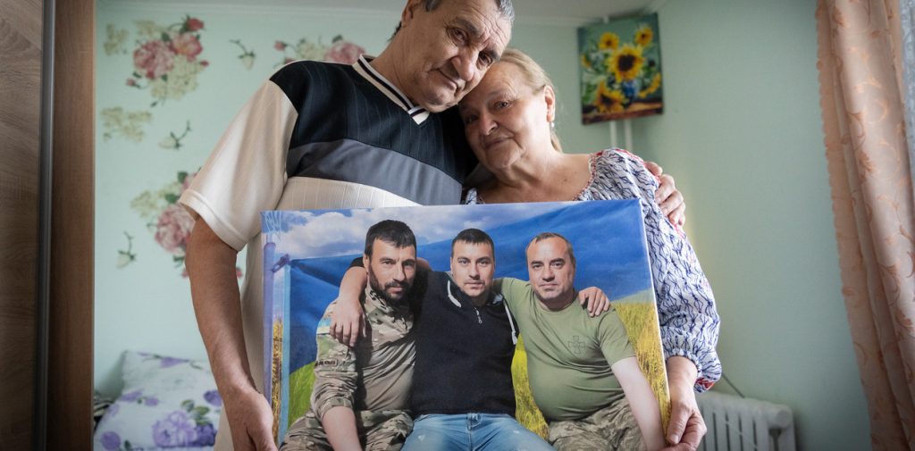 Mariia y Anatolii en un alojamiento colectivo Járkov reacondicionado por ACNUR para ofrecer espacio más seguro digno a las personas desplazadas la guerra. Foto: Oleksii Barkov