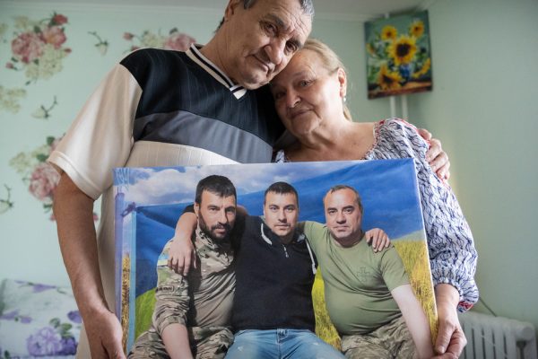 Mariia y Anatolii en un alojamiento colectivo Járkov reacondicionado por ACNUR para ofrecer espacio más seguro digno a las personas desplazadas la guerra. Foto: Oleksii Barkov