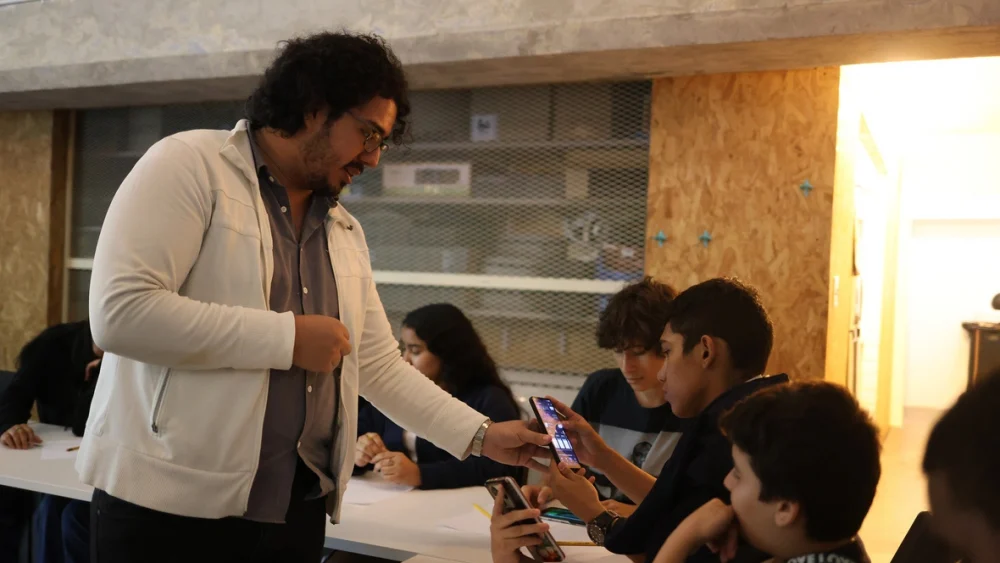 Sesión del programa en desarrollo, con los participantes atentos a la presentación y al intercambio de ideas en un espacio de trabajo y reflexión compartida. © ACNUR/Augusto Revello