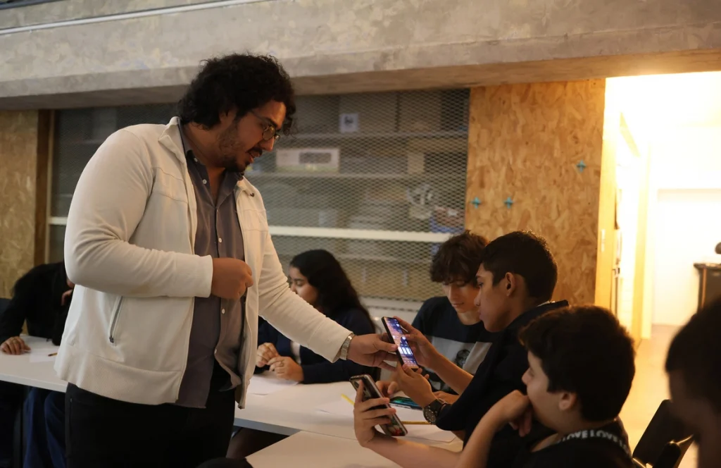 Sesión del programa en desarrollo, con los participantes atentos a la presentación y al intercambio de ideas en un espacio de trabajo y reflexión compartida. © ACNUR/Augusto Revello