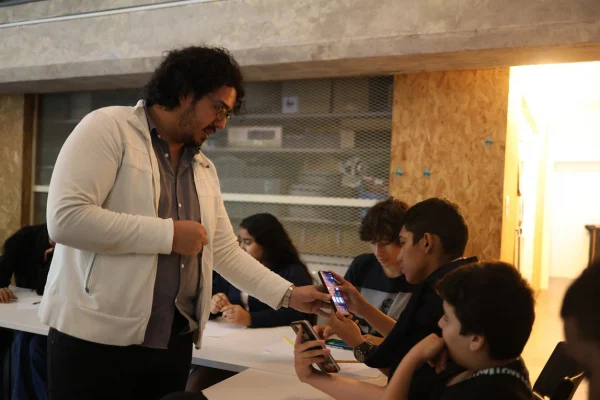 Sesión del programa en desarrollo, con los participantes atentos a la presentación y al intercambio de ideas en un espacio de trabajo y reflexión compartida. © ACNUR/Augusto Revello