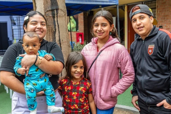 Familia venezolana recibió atención médica primaria y orientación legal en el Espacio de Protección de ACNUR en San Juan de Lurigancho, al noreste de Lima. © ACNUR/Jaime Giménez